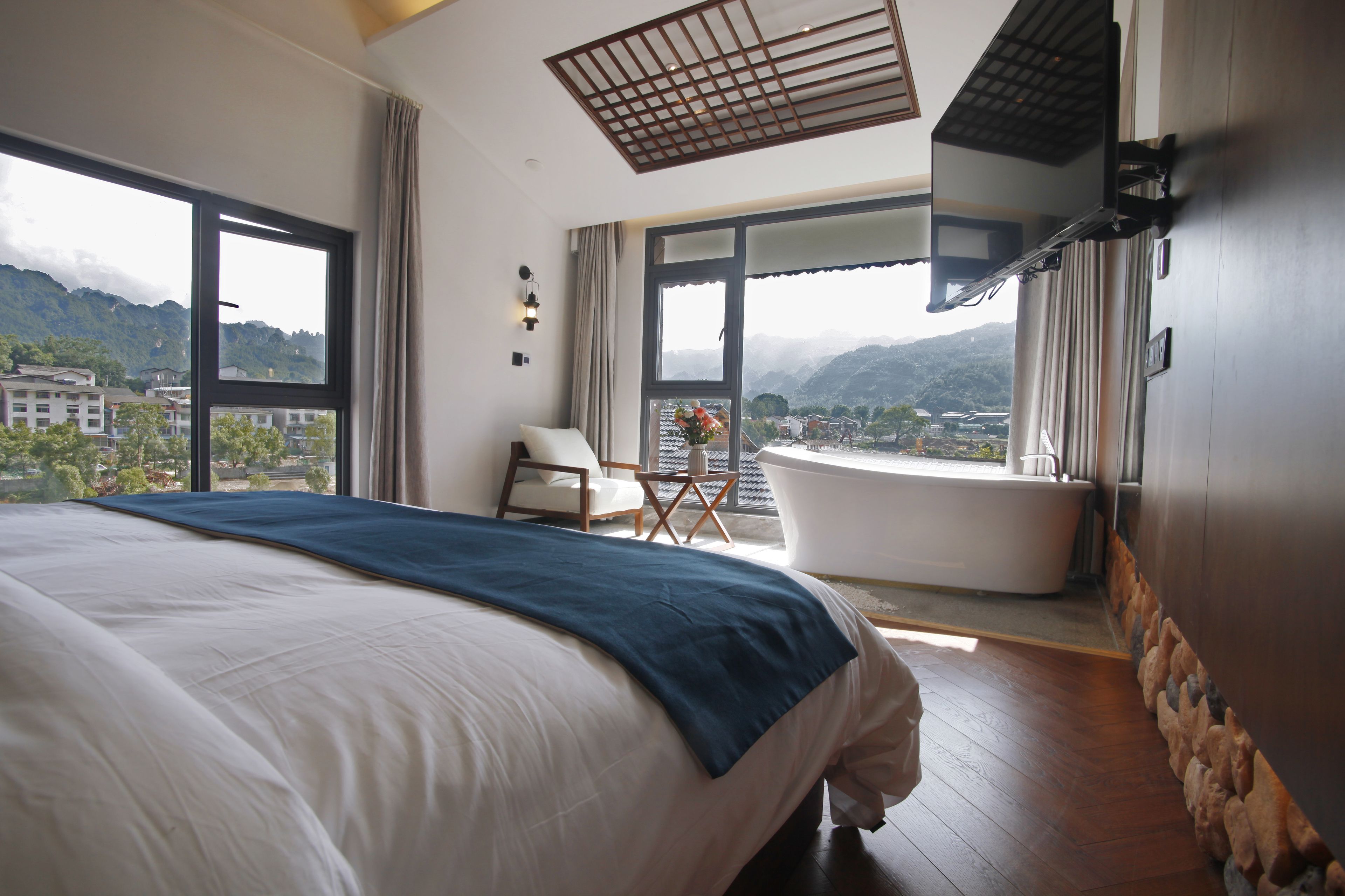 ห้องเอ็กซ์คลูซีฟดับเบิล | โต๊ะทำงาน, ผ้าม่านกันแสง, ห้องเก็บเสียง, เตารีด/โต๊ะรีดผ้า