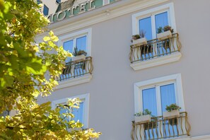 Front of property - Hotel Queen (Farkë)