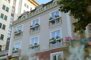 Property grounds - Hotel Queen (Farkë)