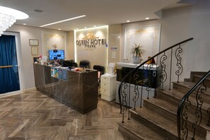 Reception - Hotel Queen (Farkë)