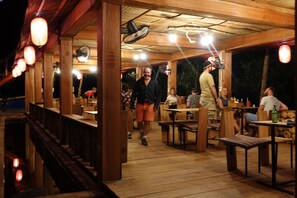 供应早餐、午餐和晚餐，越南菜