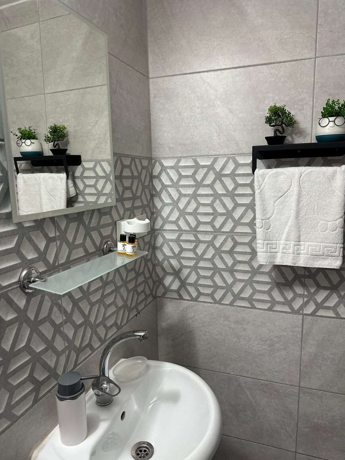 Double Room | Bathroom | Shower, free toiletries, hair dryer, slippers
