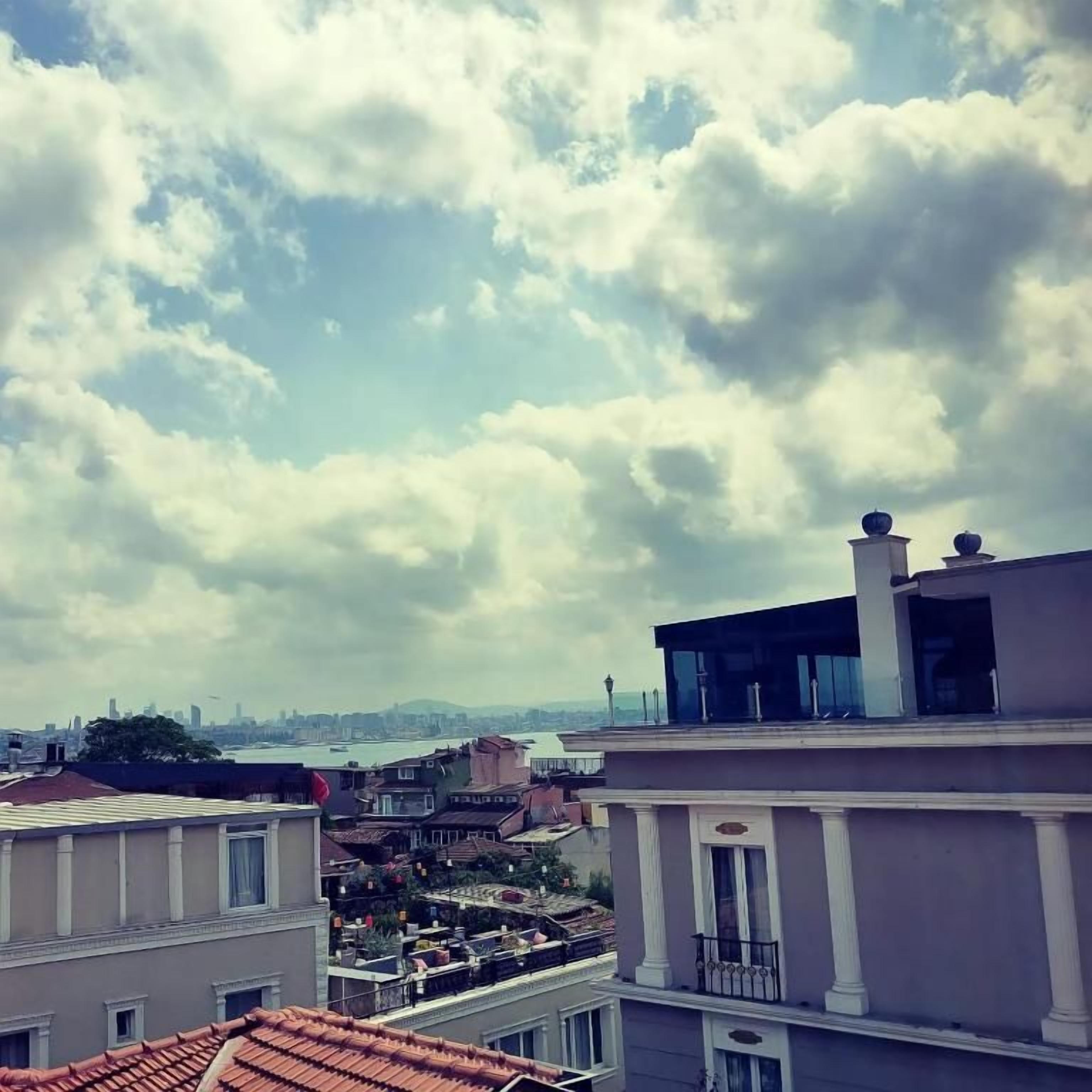 Une vue sur la ville, avec ses bâtiments et l’étendue d’eau.