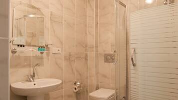 Dusche, kostenlose Toilettenartikel, Haartrockner, Hausschuhe