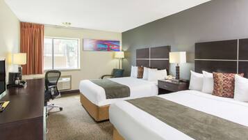 Habitación doble estándar, 2 camas Queen size, para no fumadores | Cortinas blackout, tabla de planchar con plancha y wifi gratis