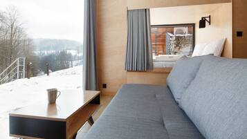 Laptop workspace, blackout drapes, iron/ironing board, free WiFi