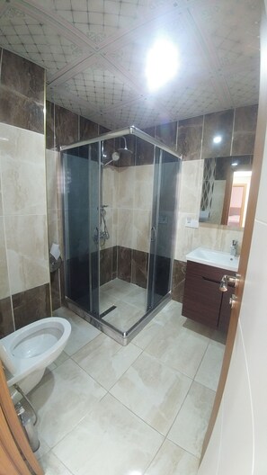 Comfort Apartment, 1 Bedroom, Smoking | Bathroom | Shower, free toiletries, hair dryer, slippers