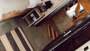 A room with a bed, bedside table, and a hanging light fixture. - Fermaki Rooms - Adults Only (Urla)