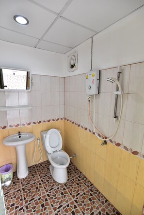 Deluxe Triple Room | Bathroom | Shower, free toiletries, towels - Tippawan Resort (Pattaya)