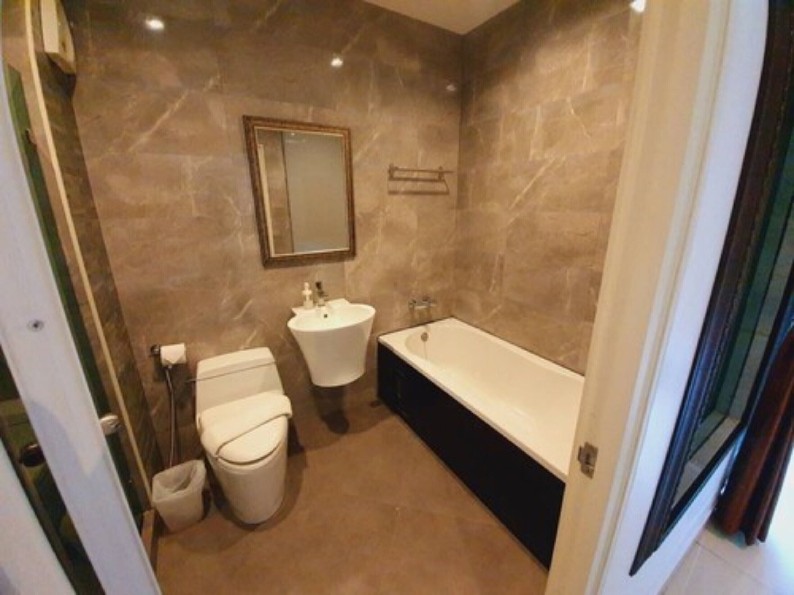 Ein Badezimmer mit Toilette, Waschbecken und Badewanne.