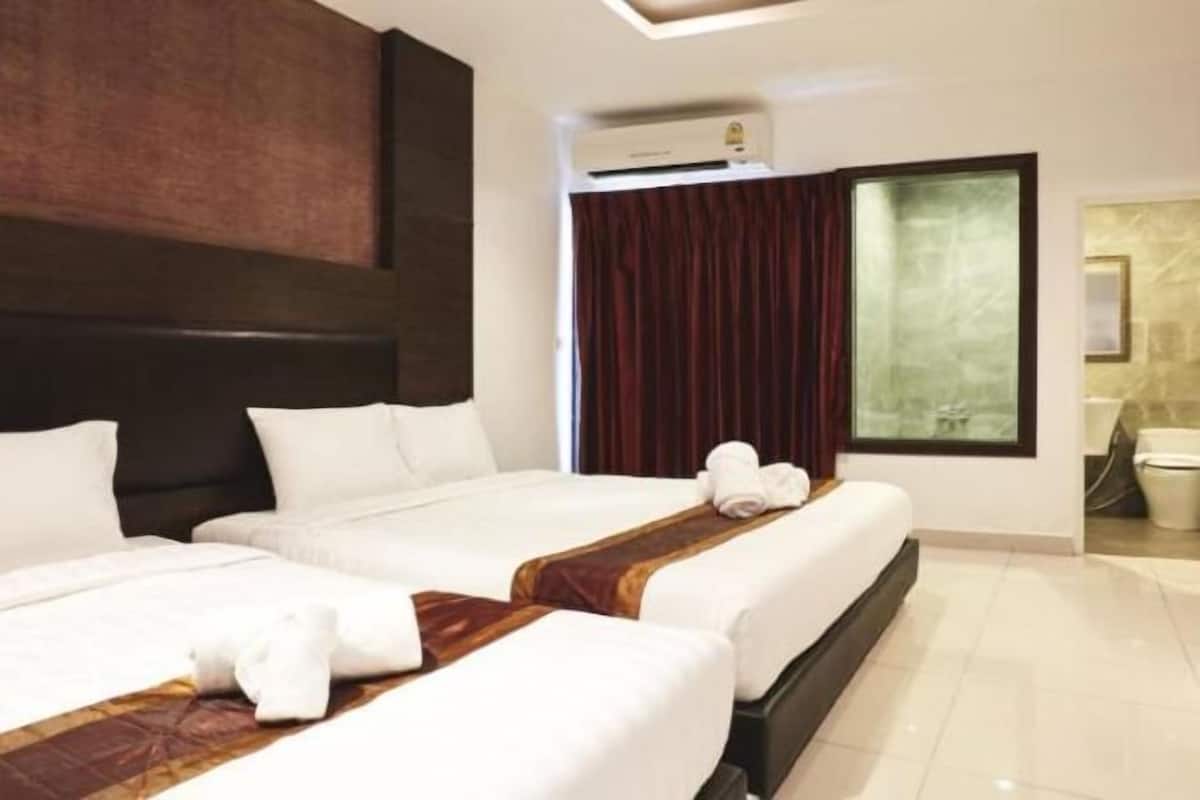 In-room safe, blackout curtains, free WiFi, bed sheets