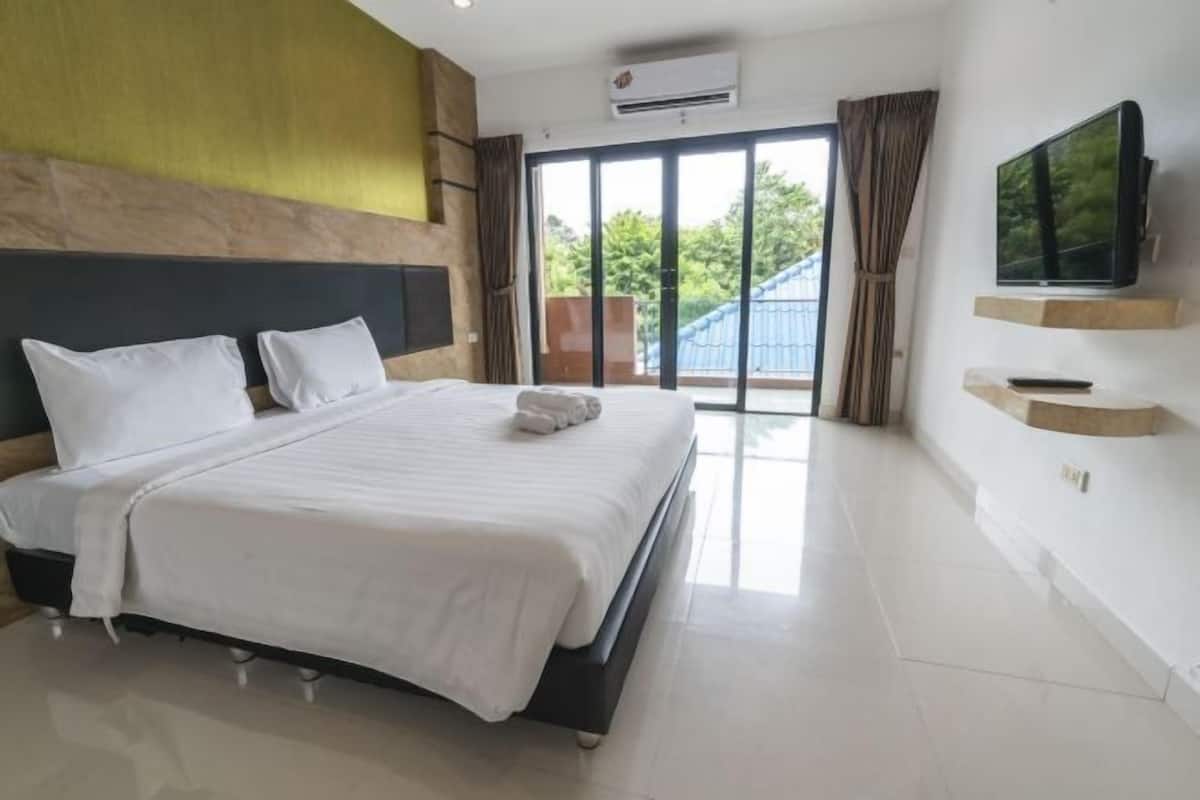 In-room safe, blackout curtains, free WiFi, bed sheets