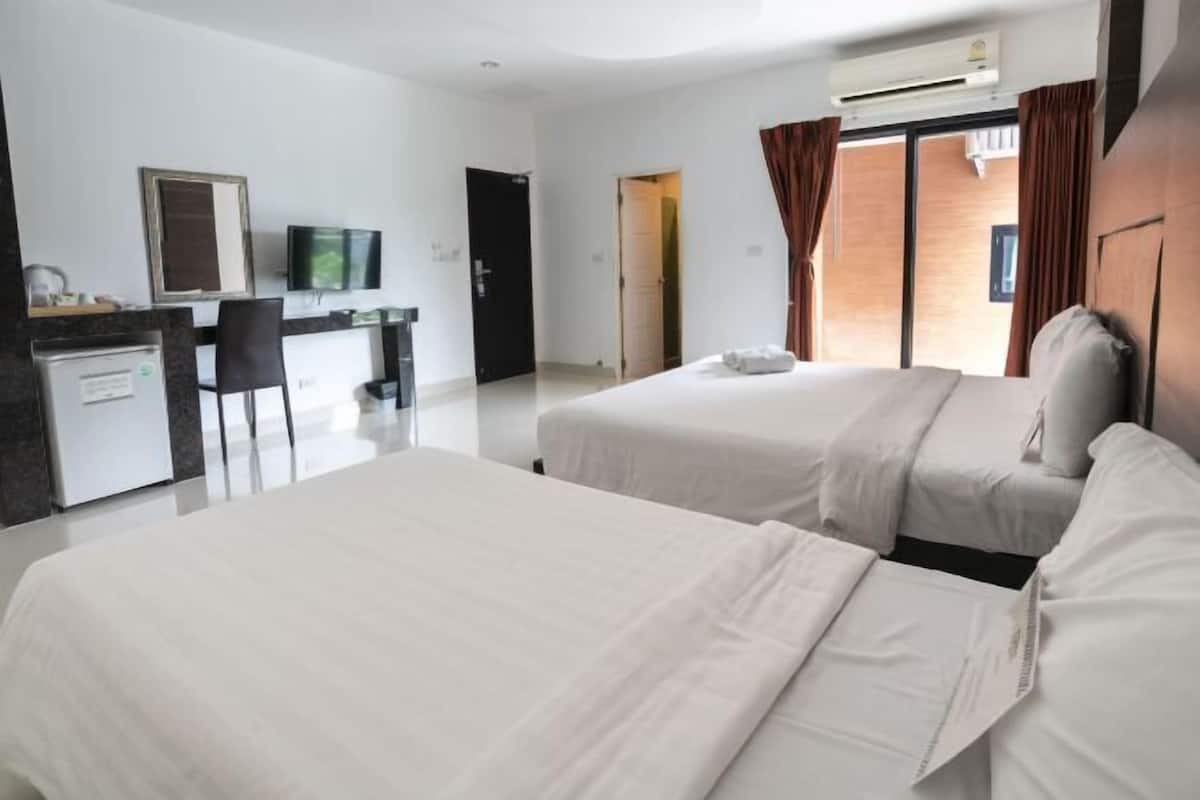 In-room safe, blackout curtains, free WiFi, bed sheets