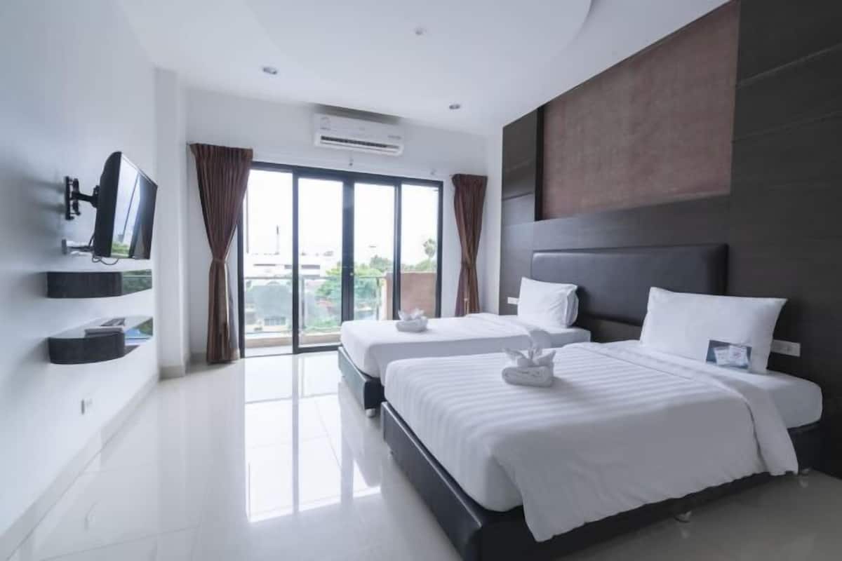 In-room safe, blackout curtains, free WiFi, bed sheets