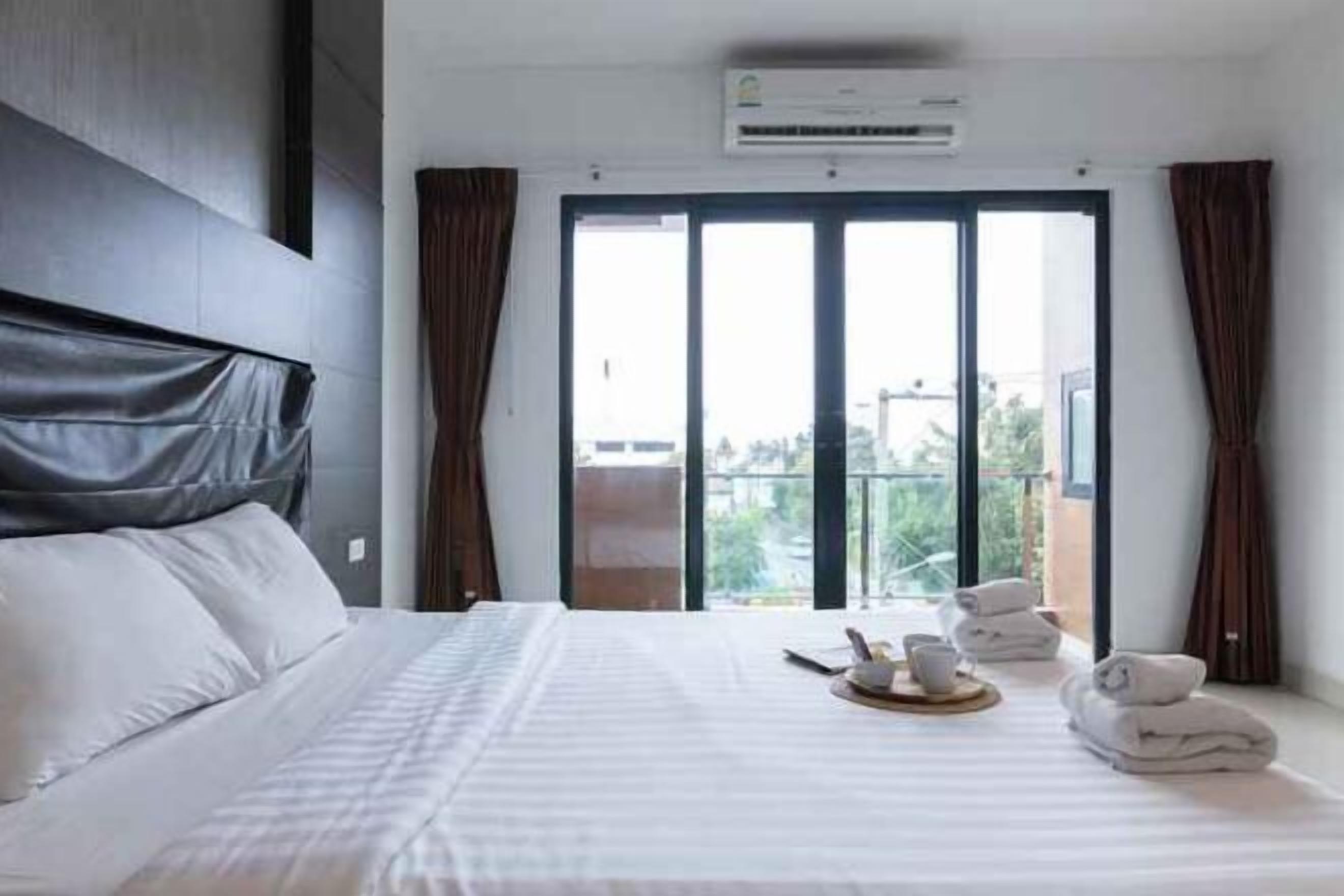 In-room safe, blackout curtains, free WiFi, bed sheets