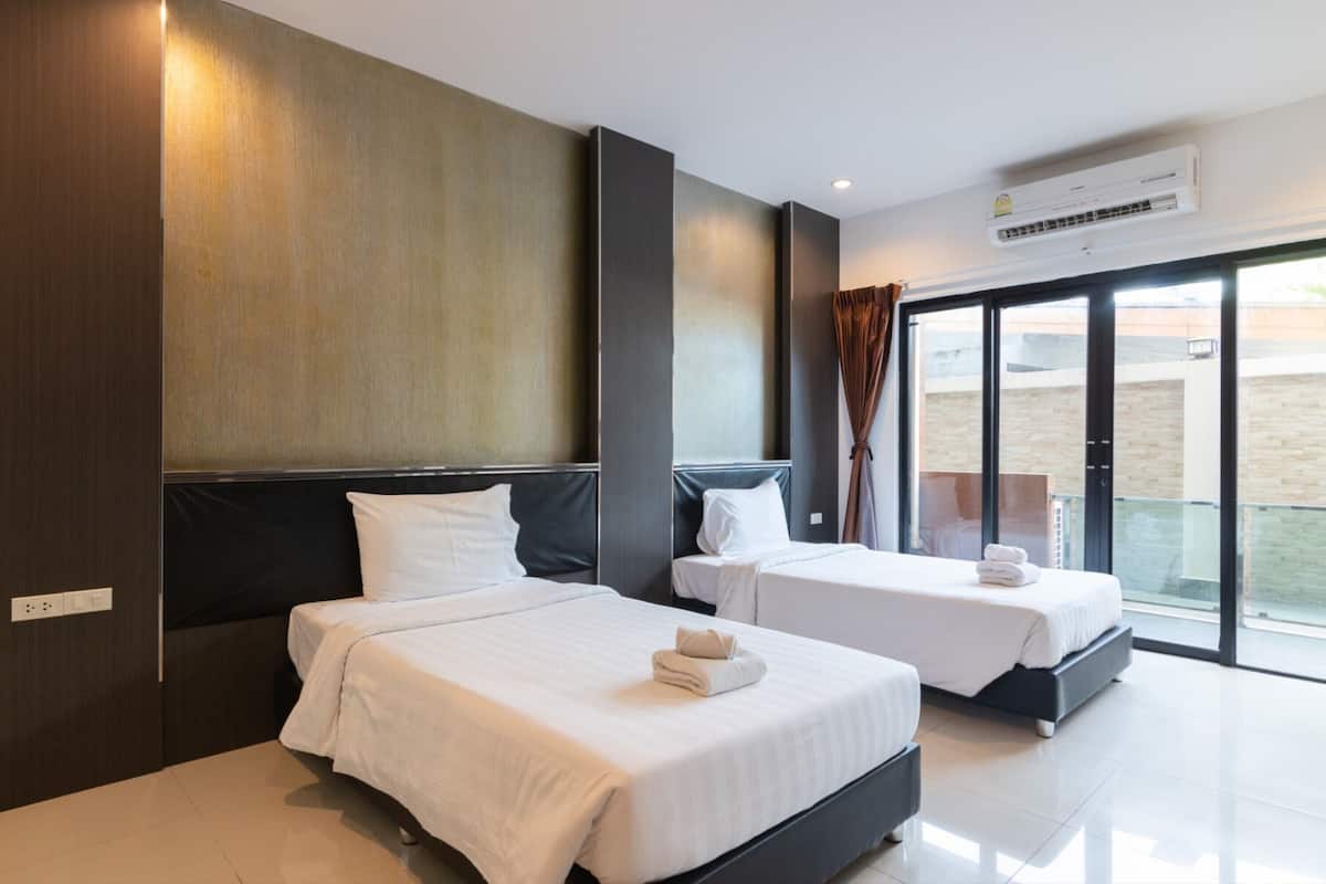 Standard Twin Room | In-room safe, blackout curtains, free WiFi, bed sheets
