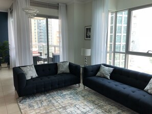 Deluxe-Apartment, 4 Schlafzimmer, Nichtraucher, Seeblick | Wohnbereich | 32-Zoll-Flachbildfernseher mit Kabelempfang, Fernseher