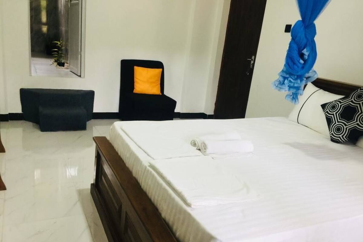 Deluxe Double Room, 1 Queen Bed, Non Smoking | Rollaway beds, free WiFi