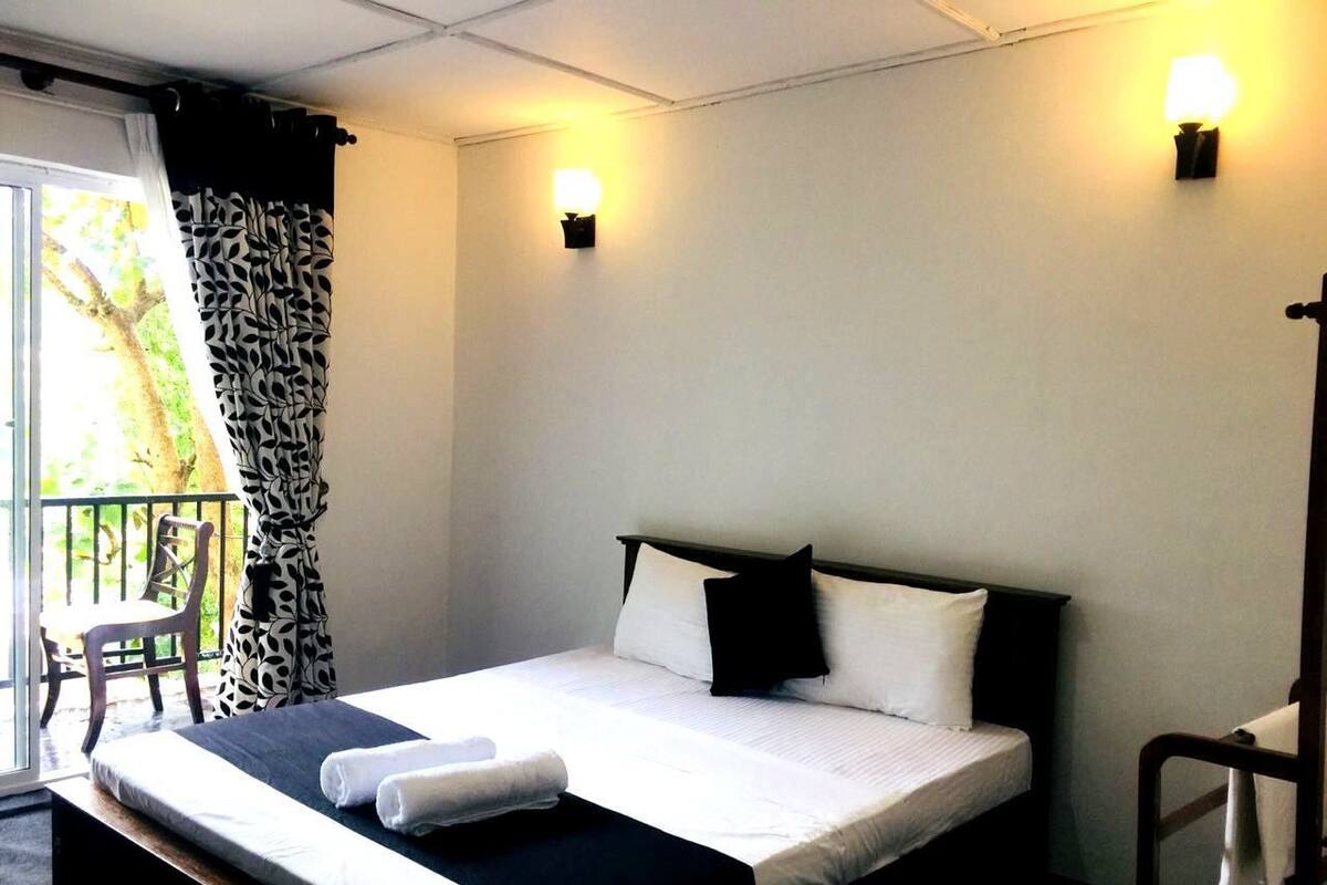 Deluxe Double Room, 1 Queen Bed, Non Smoking | Rollaway beds, free WiFi