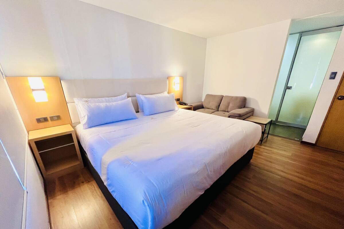 Executive Room | Desk, WiFi (free), bed sheets