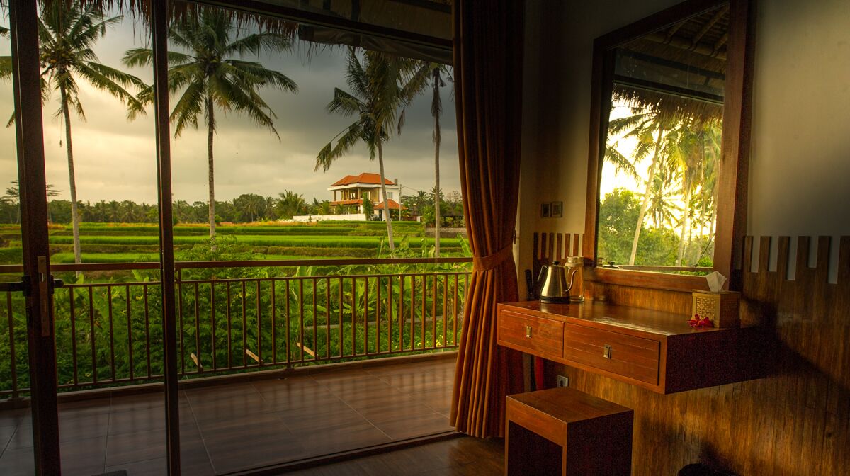 Frigobar, cofres nos quartos, escrivaninha, quartos à prova de som