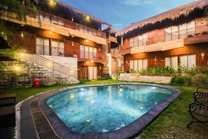 Outdoor pool, sun loungers - Karang Lila Bhuana (Ubud)