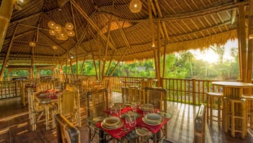 Café da manhã, almoço e jantar; culinária vegetariana