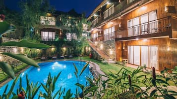 Piscina externa, espreguiçadeiras