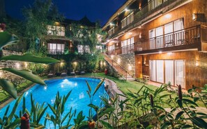 Piscine extérieure, chaises longues