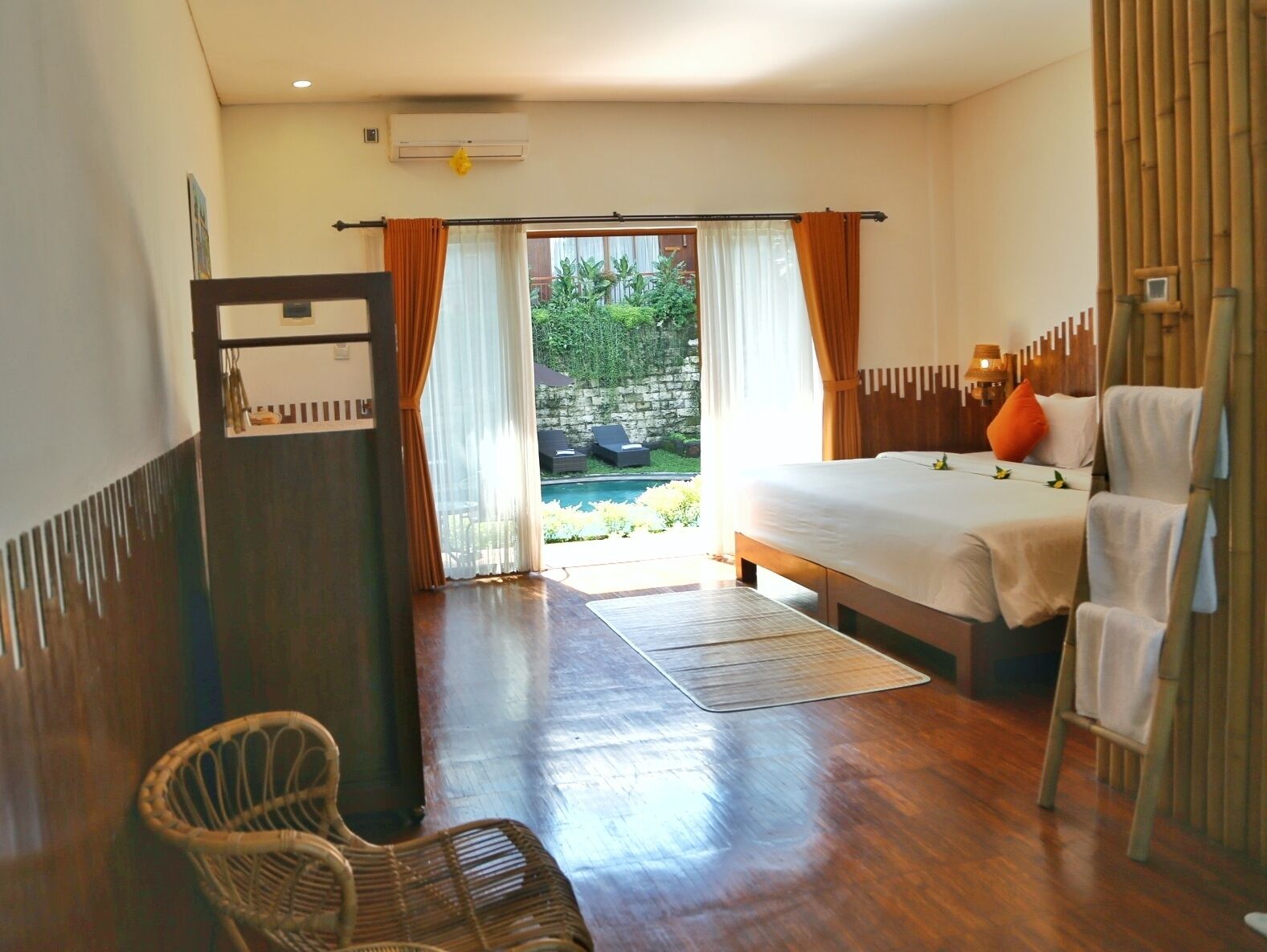 Deluxe Double or Twin Room with Pool View | Minibar, una cassaforte in camera, una scrivania, insonorizzazione