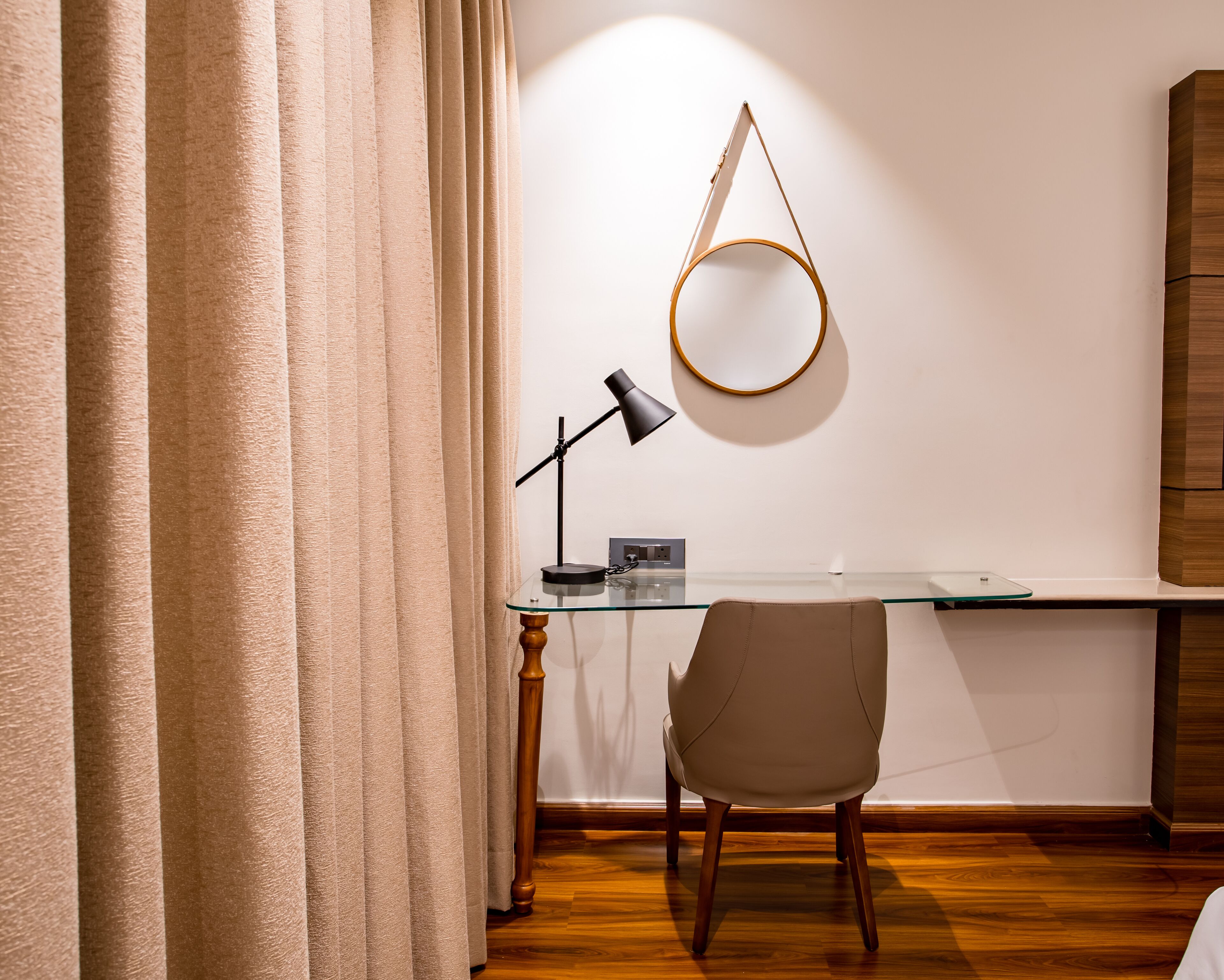 Chambre exécutive, 1 chambre | Aire de séjour | Téléviseur à DEL de 32 po avec télévision par satellite, téléviseur