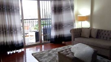 Apartament, 3 dormitoris | Sala d'estar | Televisor de pantalla plana