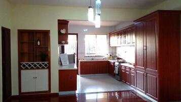 Apartament, 3 dormitoris | Cuina privada | Frigorífic gran, microones, forn i placa de cuina