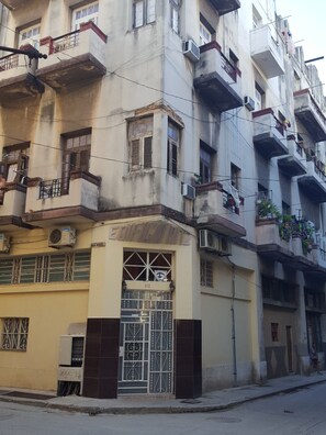 Front of property - Esquina San Nicolas (Havana)