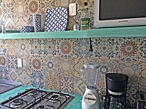 Refrigerador con congelador, microondas y parrilla de estufa 