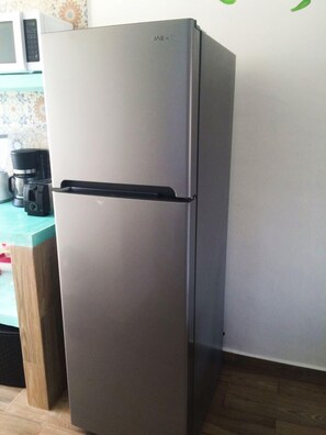 Refrigerador con congelador, microondas y parrilla de estufa 