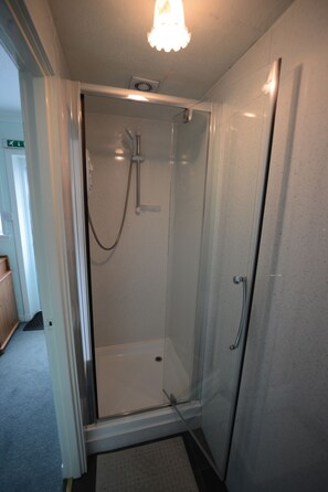 Economy Single Room | Bathroom | Shower, hair dryer, towels - Elgin Central Budget Guest House (Elgin)