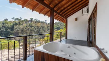 Superior Studio Suite | Private spa tub