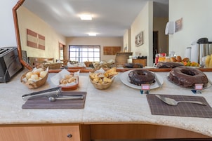 Café da manhã com buffet grátis todos os dias