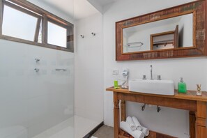 Ducha, artículos de tocador gratuitos, secador de pelo, toallas