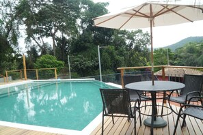 Piscine extérieure, parasols de plage, chaises longues