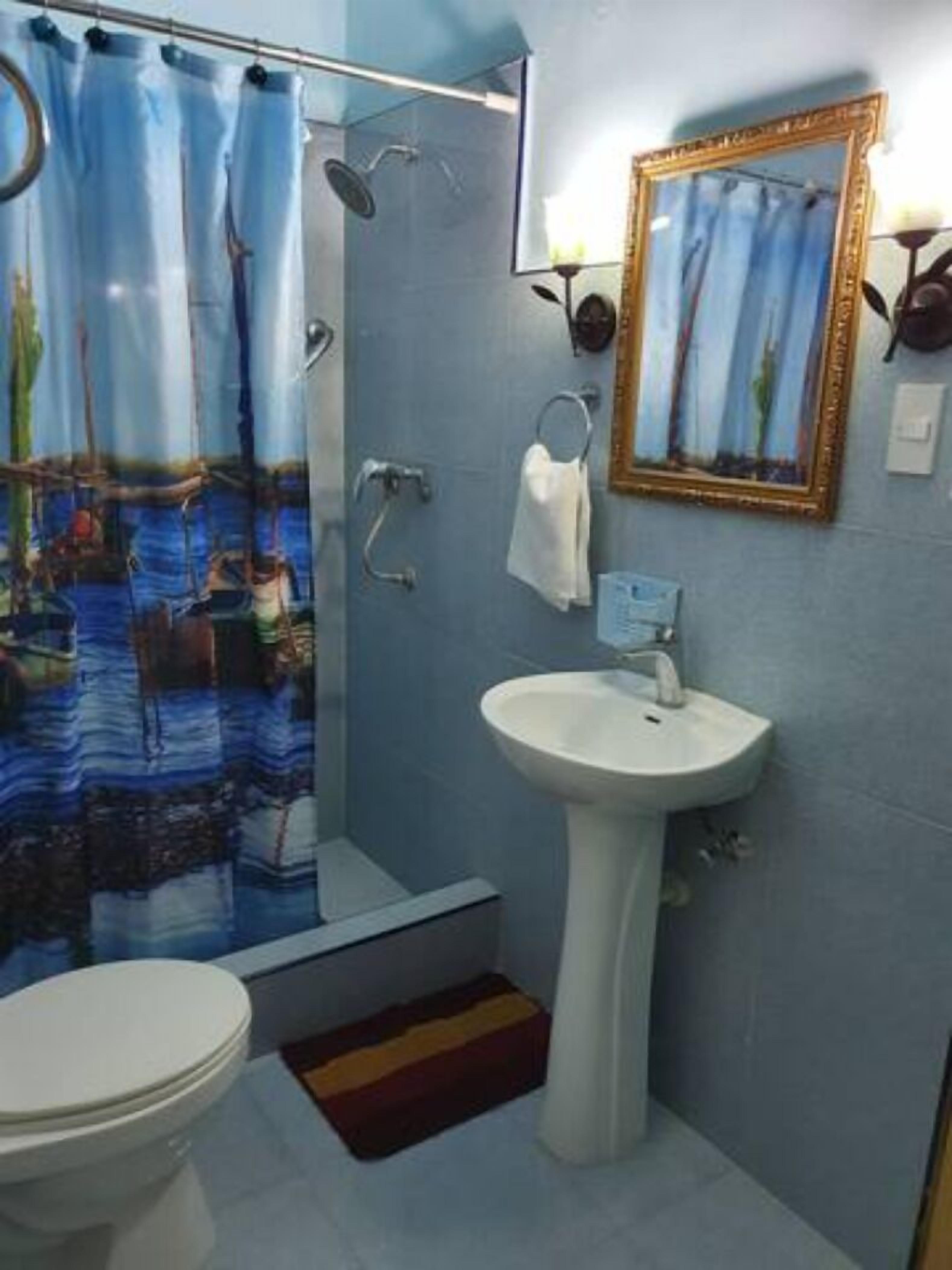 standard room | bathroom | shower, rainfall showerhead, free toiletries, towels