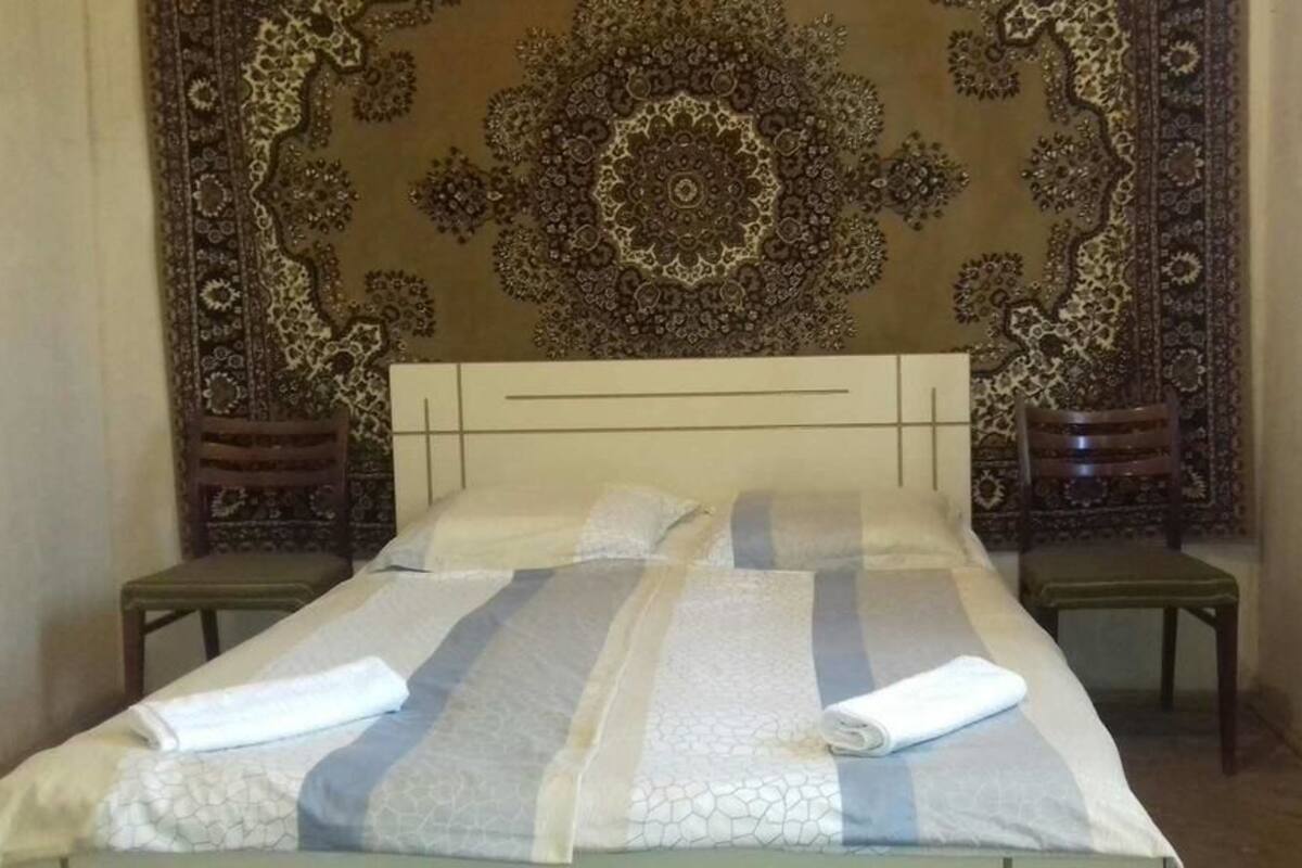 Deluxe Double Room, Shared Bathroom | Meja, kalis bunyi, seterika/papan seterika, Wi-fi percuma 