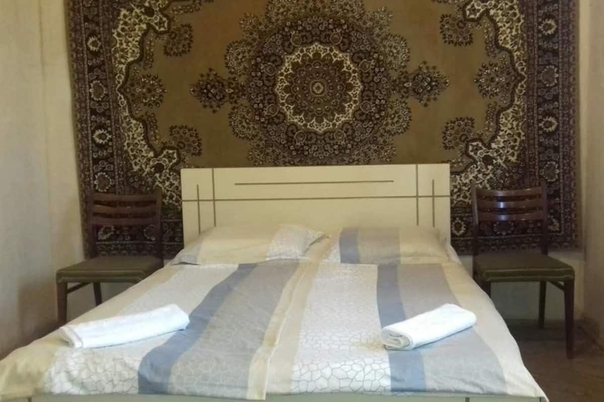 Deluxe Double Room, Shared Bathroom | Desk, soundproofing, iron/ironing board, free WiFi