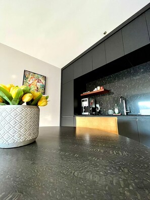 舒适公寓, 2 间卧室, 阳台 | 私人厨房 | 冰箱、微波炉、炉灶、茶具/咖啡用具