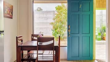 Familielejlighed (1) | Privat køkken | Køleskab/fryser i fuld størrelse, mikrobølgeovn, kogeplade