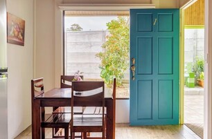 Perhehuoneisto (1) | Yksityinen keittiö | Täysikokoinen jääkaappi, mikroaaltouuni, liesi, kahvin-/teenkeitin