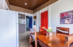 Family Apartment (2) | Private kitchen | Full-size fridge, microwave, stovetop, coffee/tea maker - Aparatamentos Arenal Ranas y Ranitas (La Fortuna)