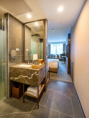 Superior King Room | Bathroom | Shower, eco-friendly toiletries, towels