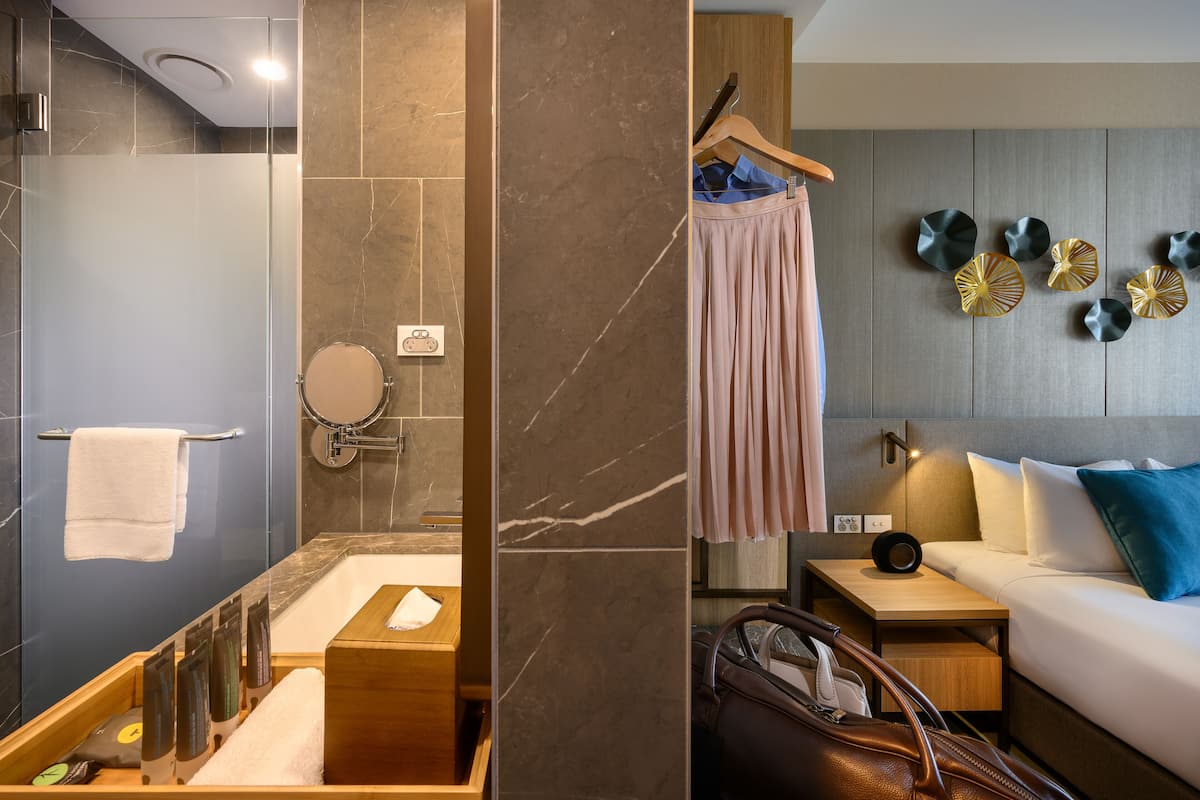 Superior King Room | Premium bedding, minibar, in-room safe, iron/ironing board